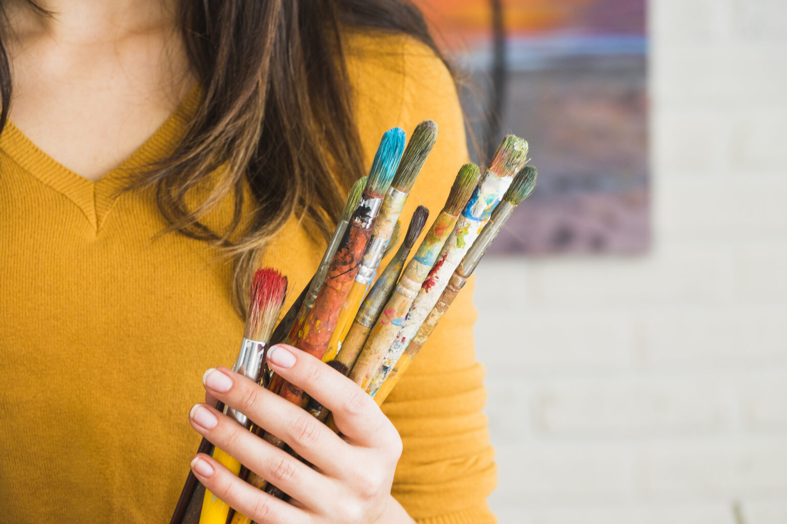 Manos creando una obra artística, representando la protección de la creatividad y la innovación